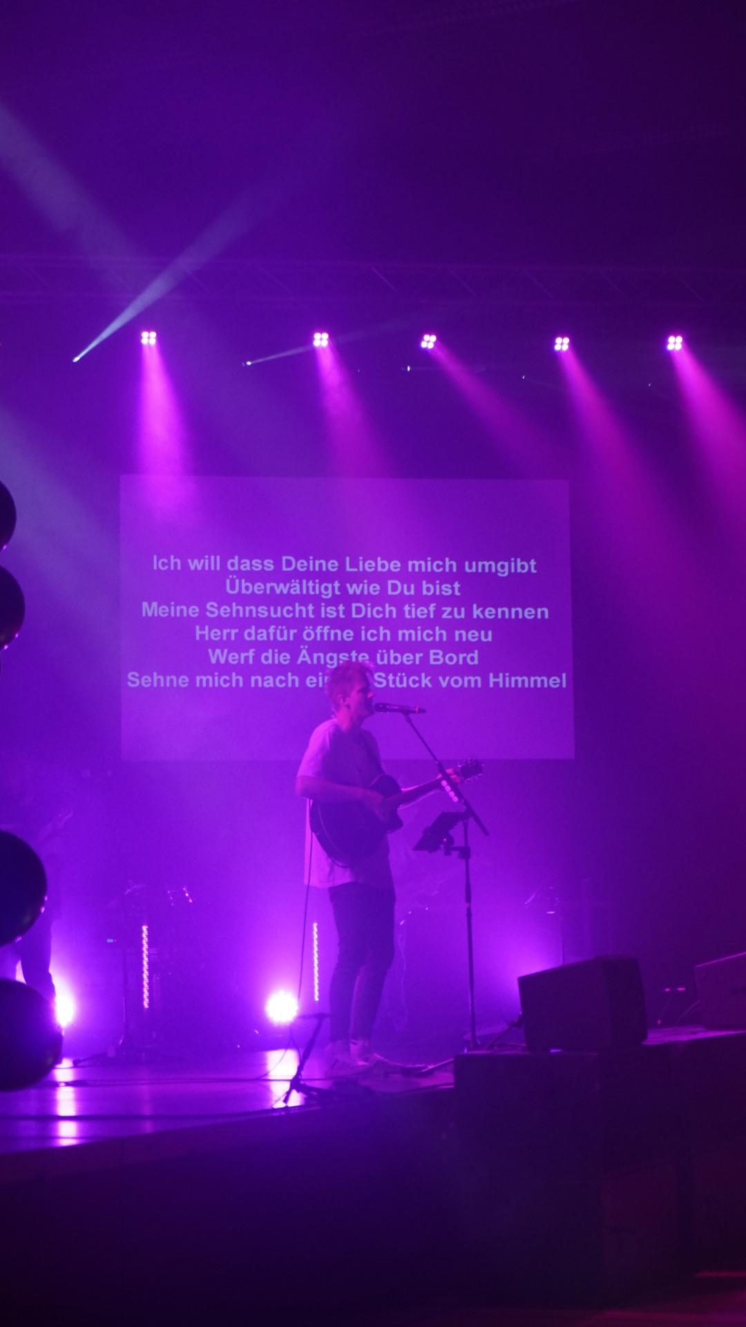 JUMIKO 2023 Lobpreisabend – Leadsänger singt auf der Bühne
