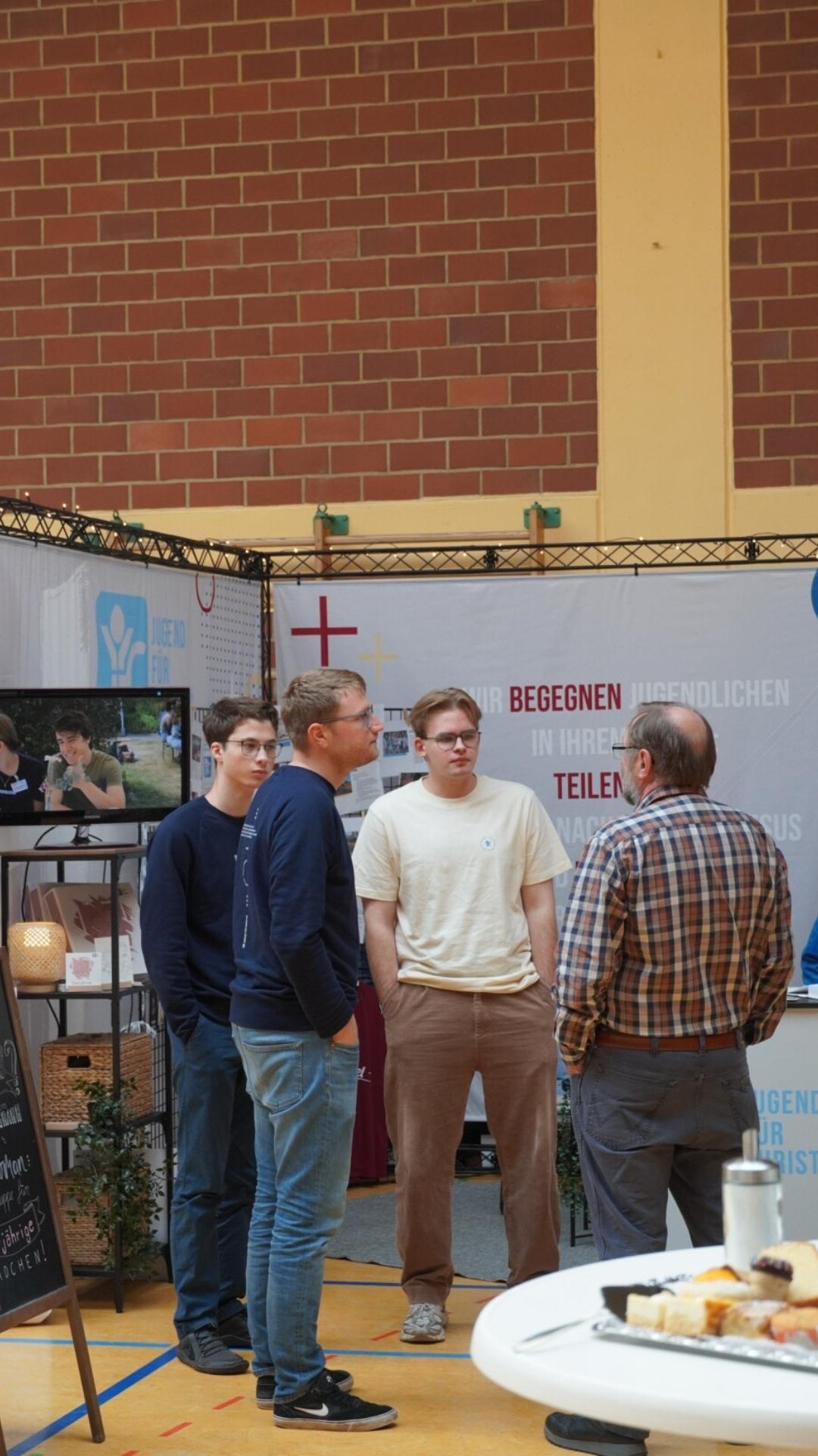 Missionare von Jugend für Christus am Stand – JUMIKO 2024 Missionsstände