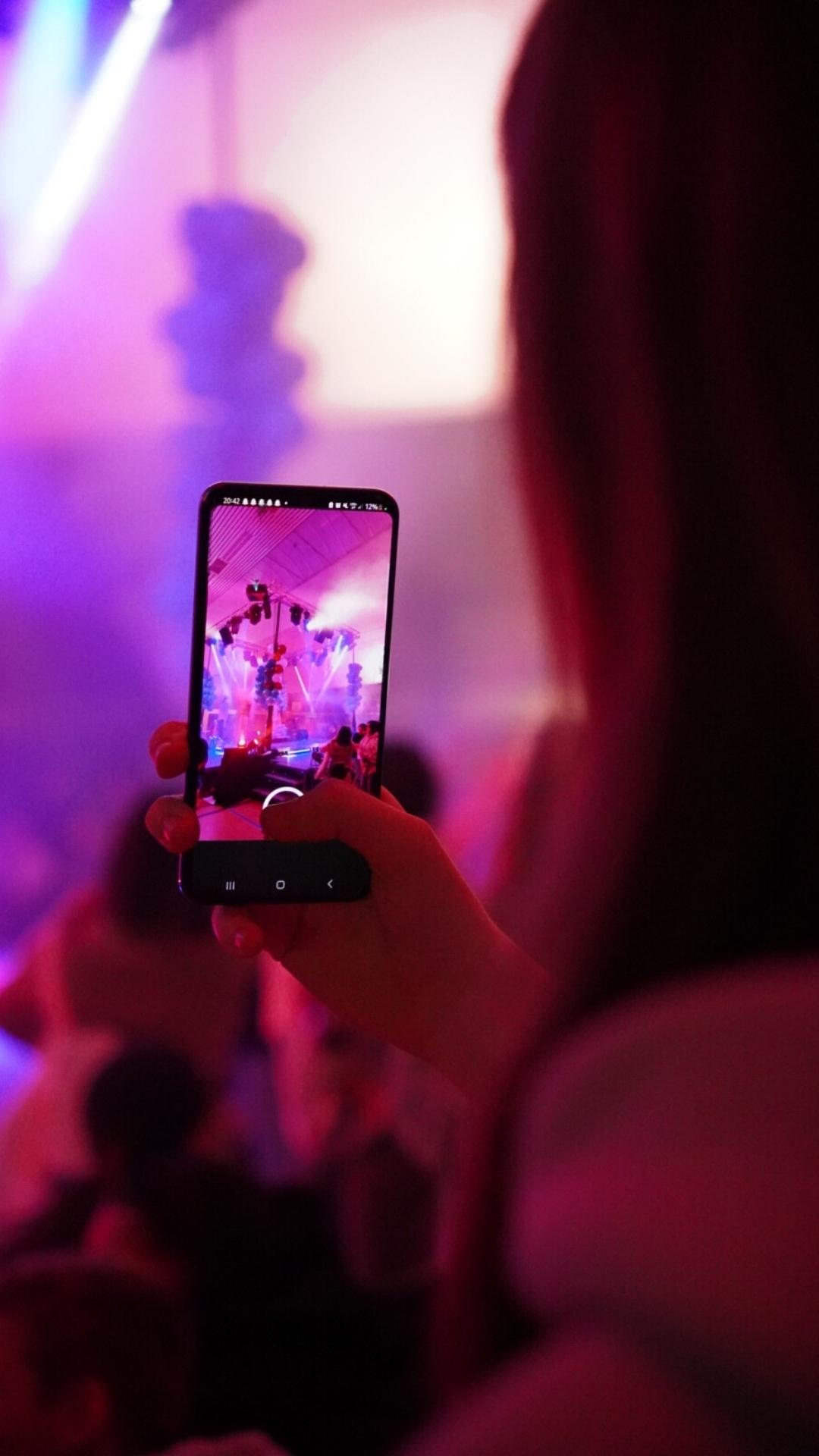 Ästhetische Aufnahme der JUMIKO-Bühne 2024 durch ein Handy fotografiert