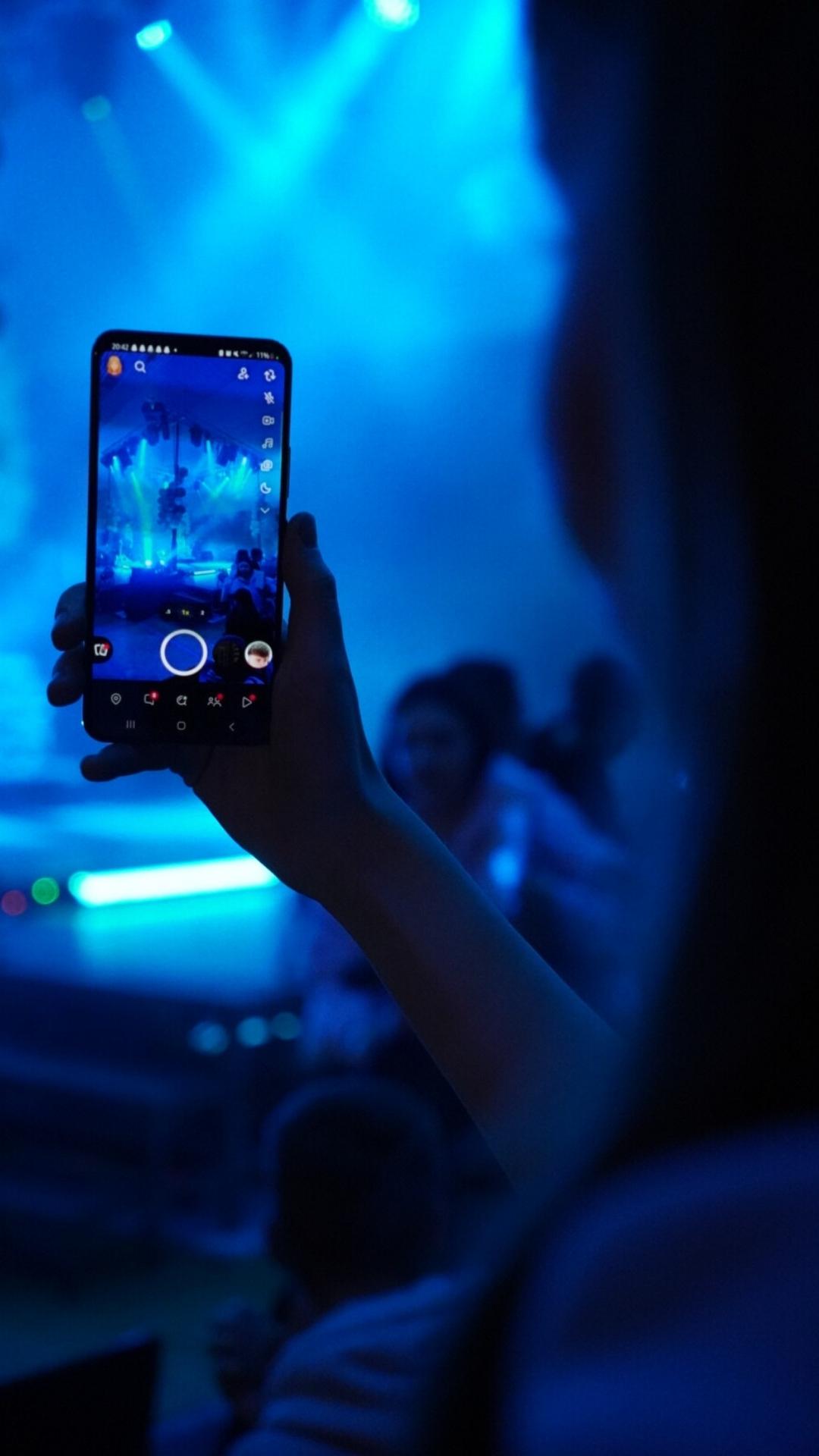 Blick durchs Handy auf die Bühne der JUMIKO 2024