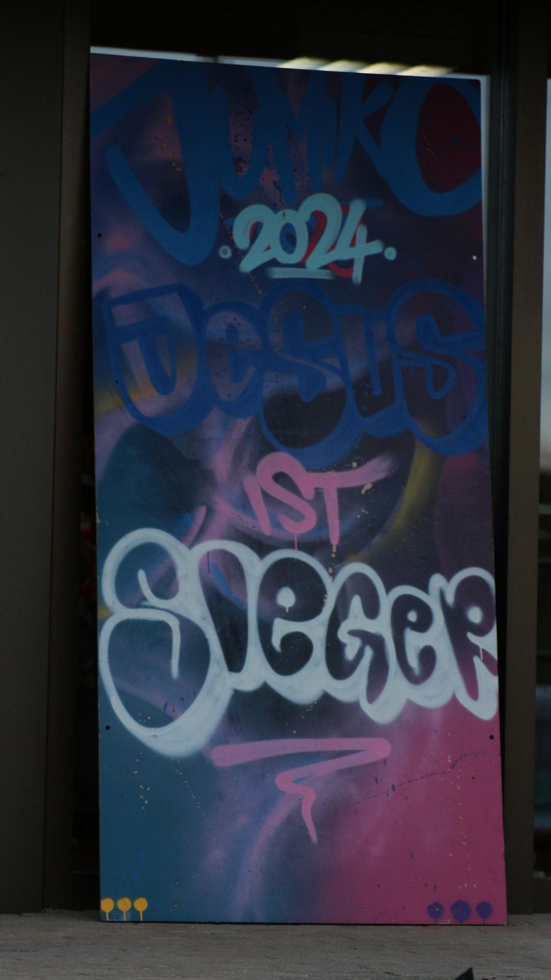Schild mit Aufschrift JUMIKO 2024 Jesus ist Sieger – Frankenhalle Naila