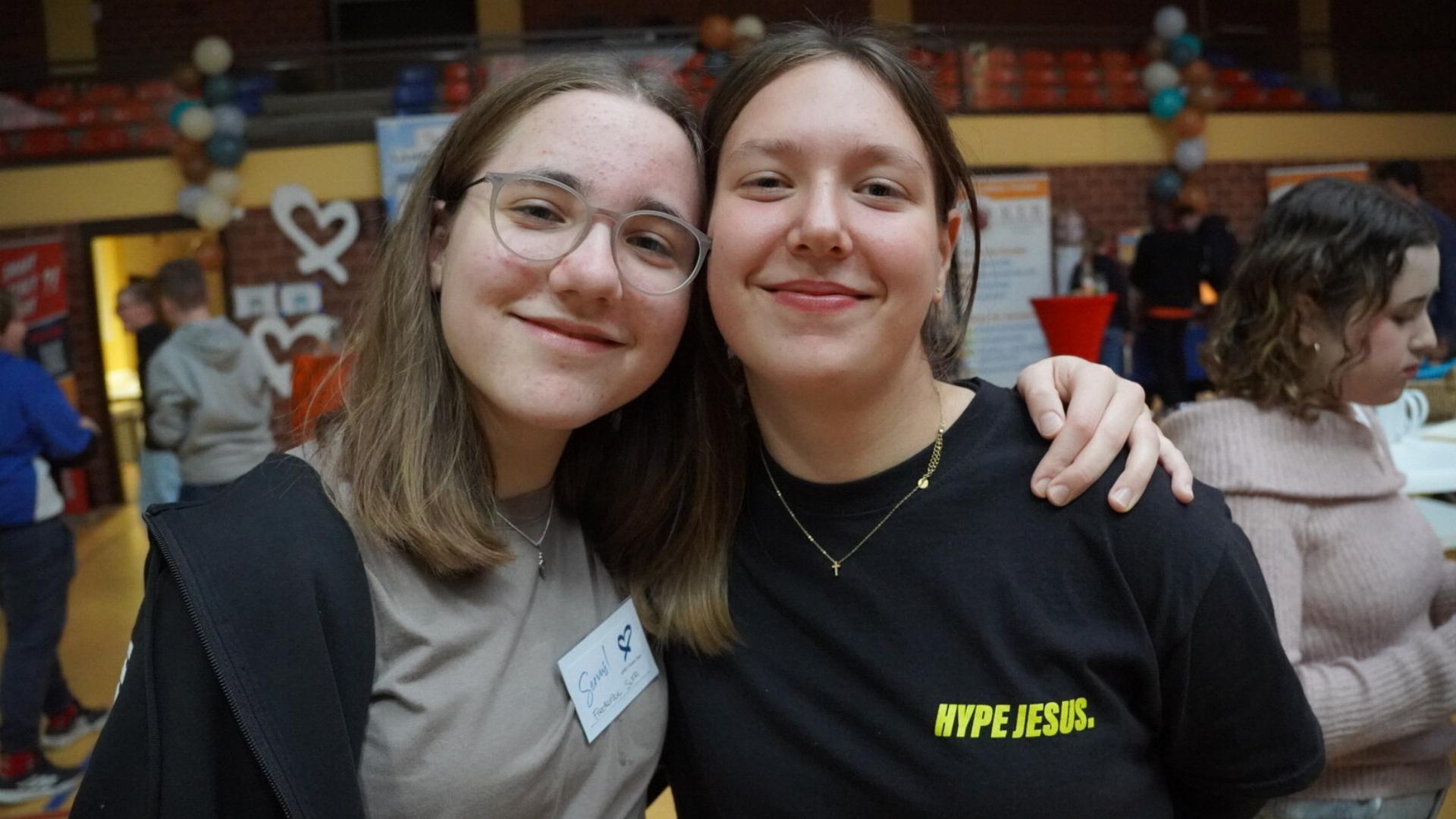 Zwei Besucherinnen auf der JUMIKO Franken 2024