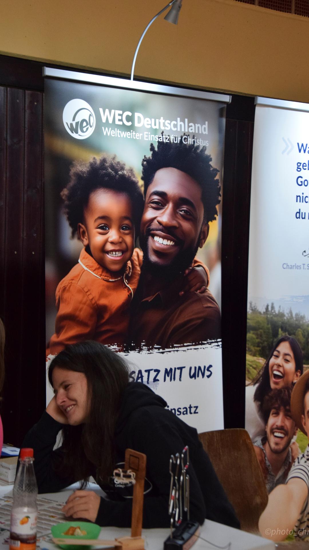 Missionarin an ihrem Stand bei der JUMIKO Franken 2025
