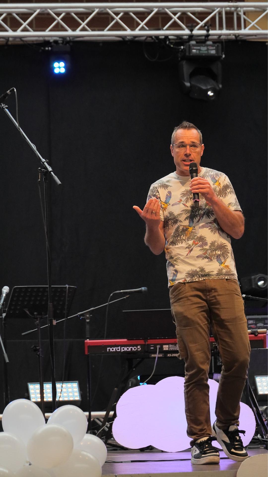 Prediger auf der Bühne der Frankenhalle Naila beim Nachmittagsprogramm der JUMIKO 2025